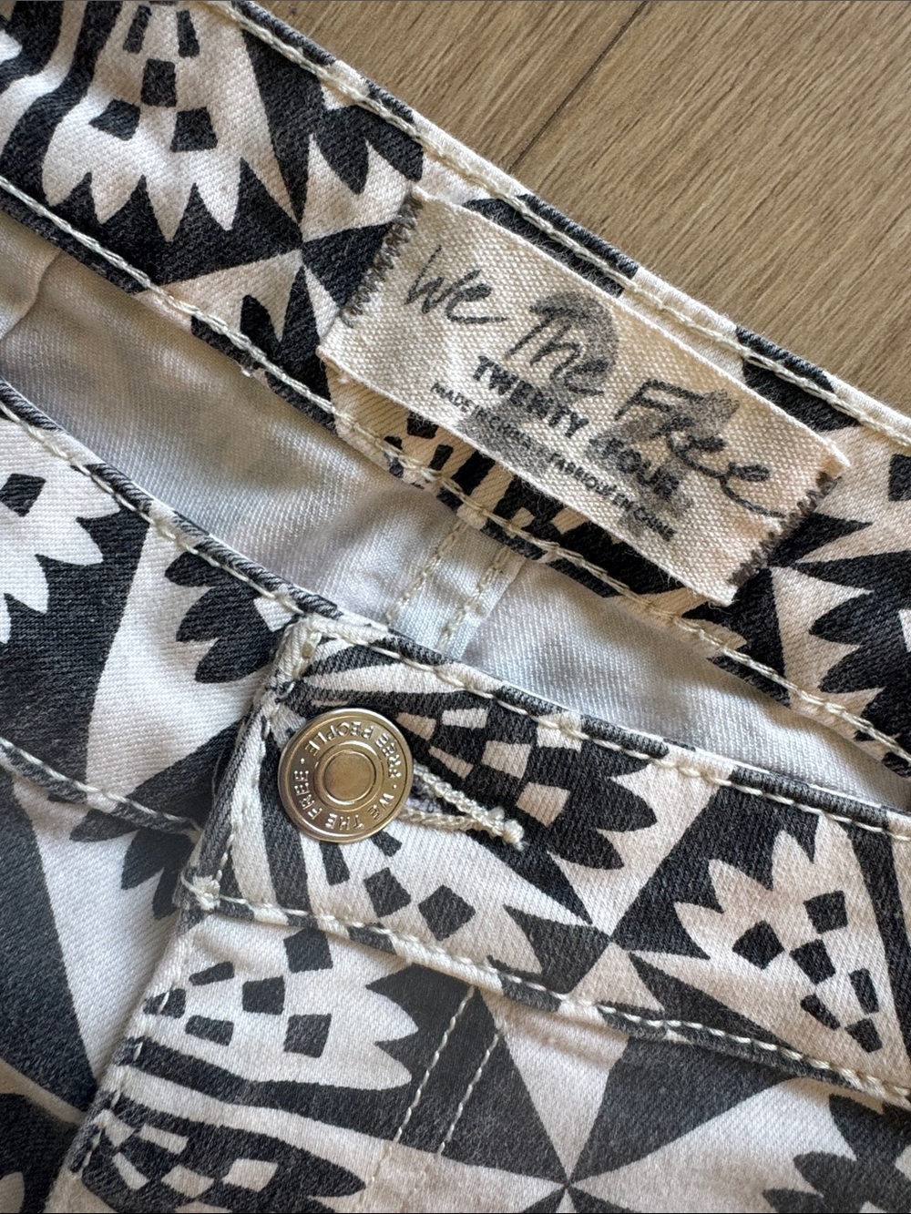 Free People We The Free Just Float On Flare Jeans Geo Black White Size 24 - Picture 11 of 15